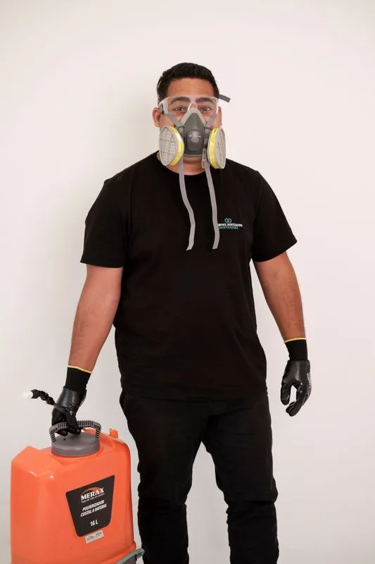 Técnico da N Control com máscara e pulverizador